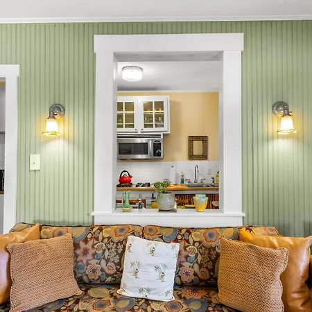 Charming 1923 Cottage At Erehwon Retreat-3